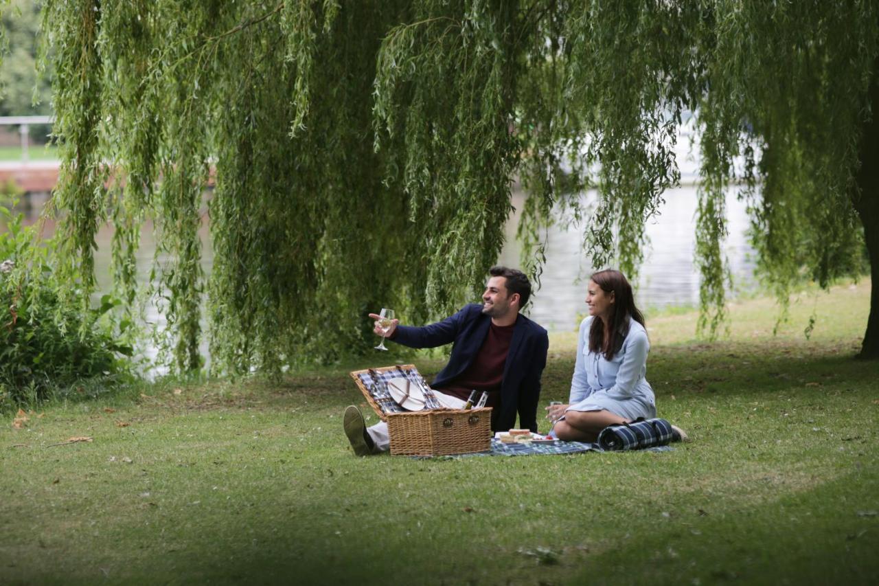 Hotel The Runnymede On Thames (Adults Only) Egham Esterno foto